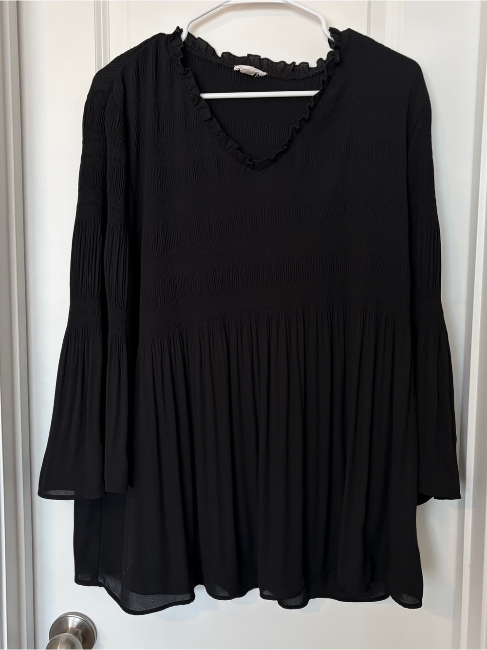 Chloe & Rene Black Ruffle-Trim V-Neck Flowing Tunic
Size XL